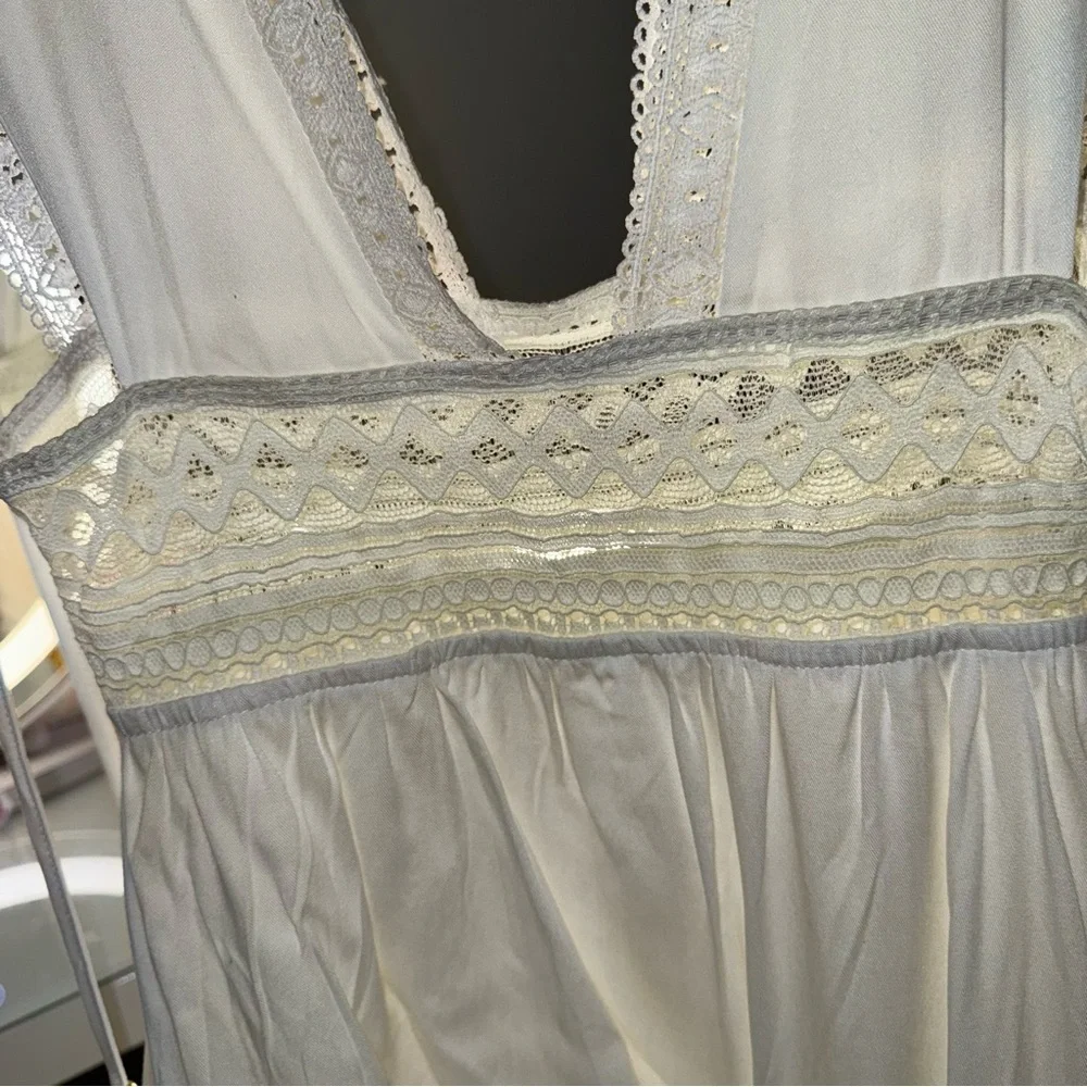 White Plunge Sleeveless Lace Dress - Picture 9 of 11